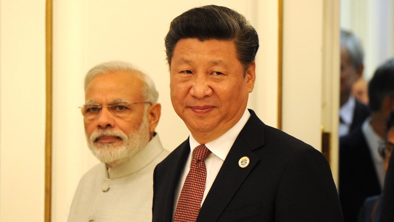 Нарендра Моди (слева) и  Си Цзиньпин