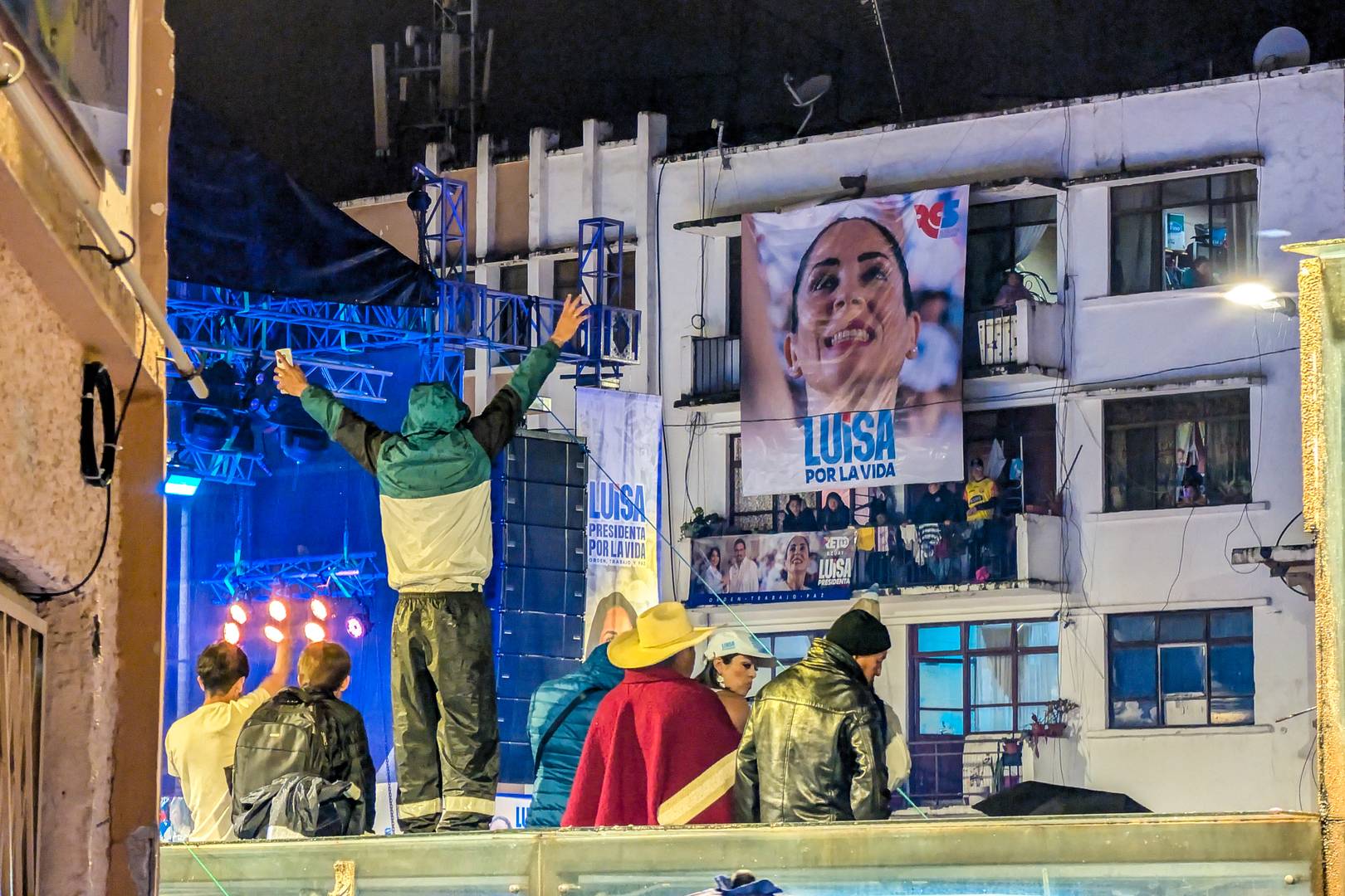Луиза Гонсалес завершает свою президентскую кампанию на городской площади Куэнки.
