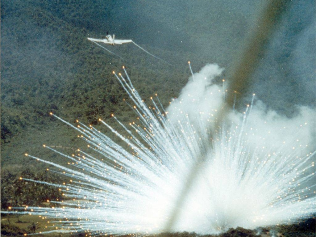 Штурмовик A-1E сбрасывает фосфорную бомбу в ходе войны во Вьетнаме (1966 год)