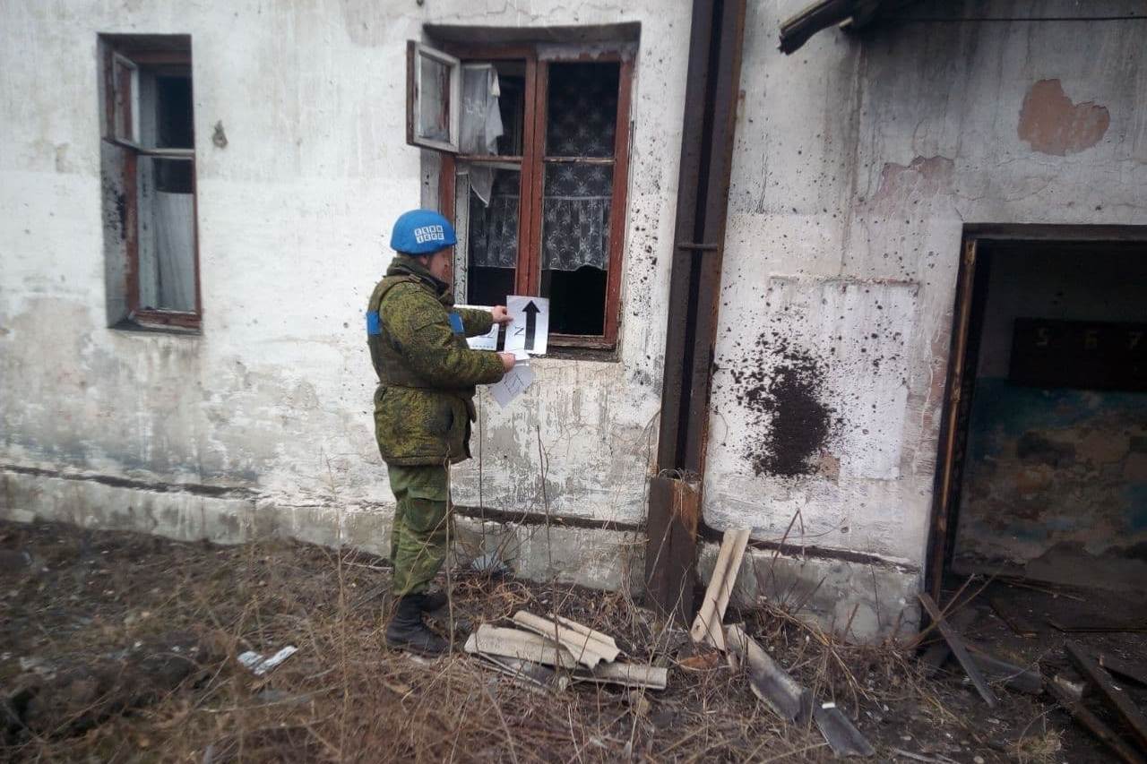 Повреждение жилых домов в поселке Золотое-5 (Михайловка) в результате обстрела ВСУ