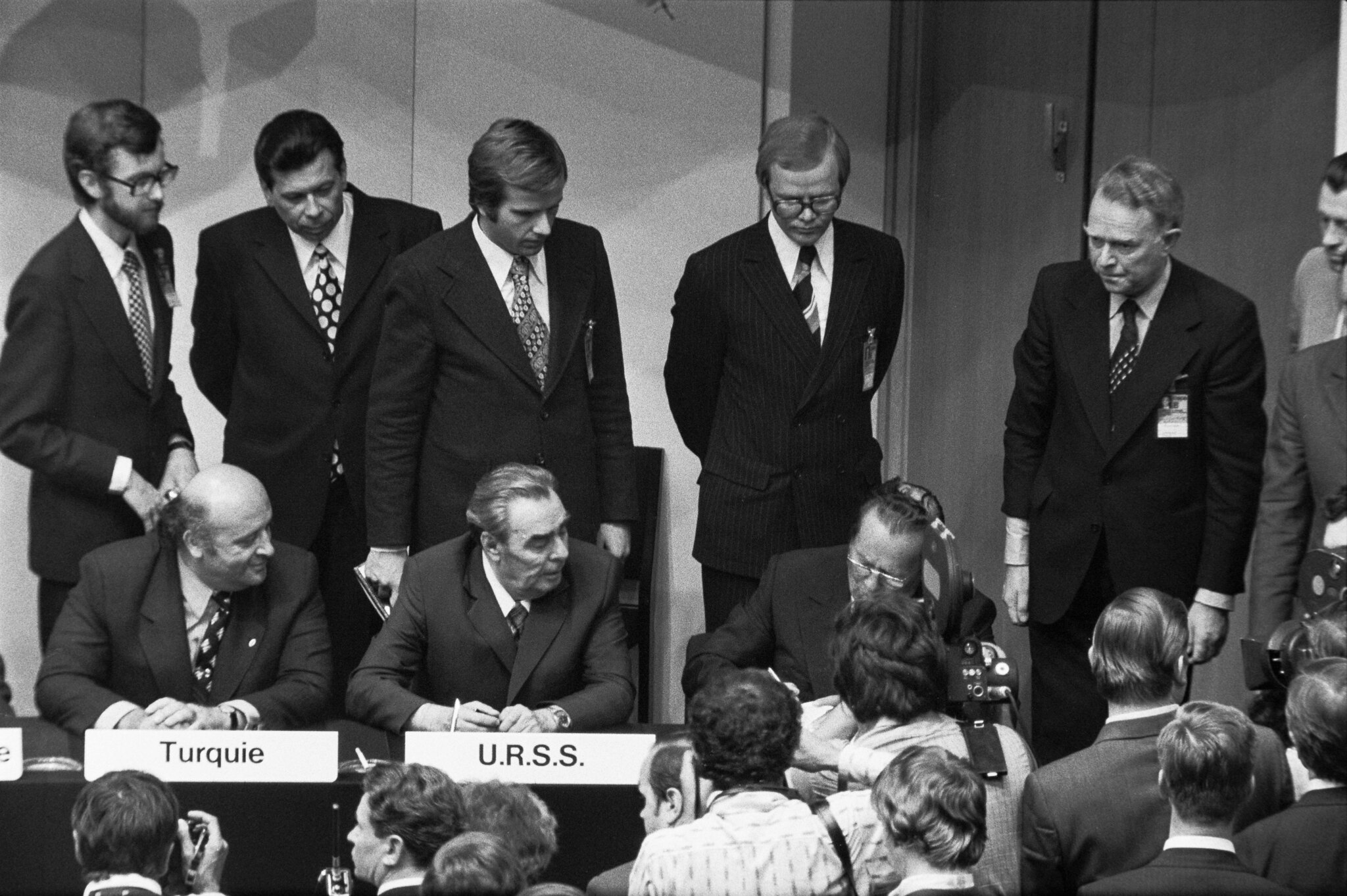 Руководители 35 государств подписывают Хельсинкские соглашения. 1975