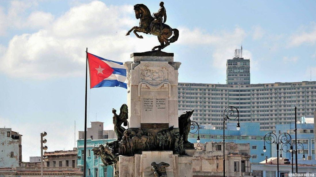 Флаг Кубы и памятник Антонио Масео в Гаване. Куба 