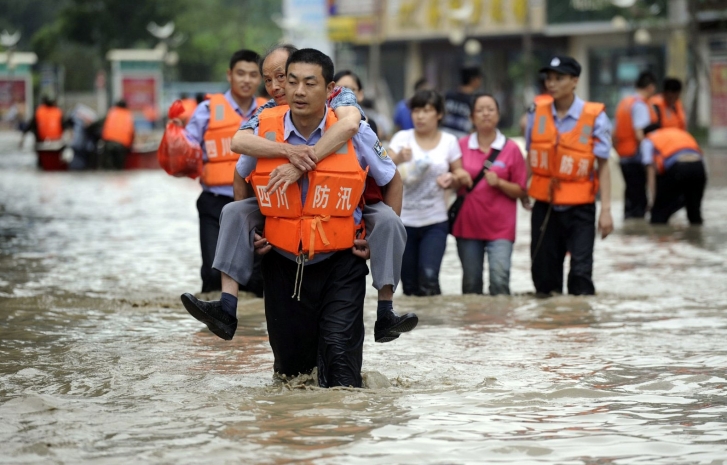 Эвакуация жителей Китая во время наводнения