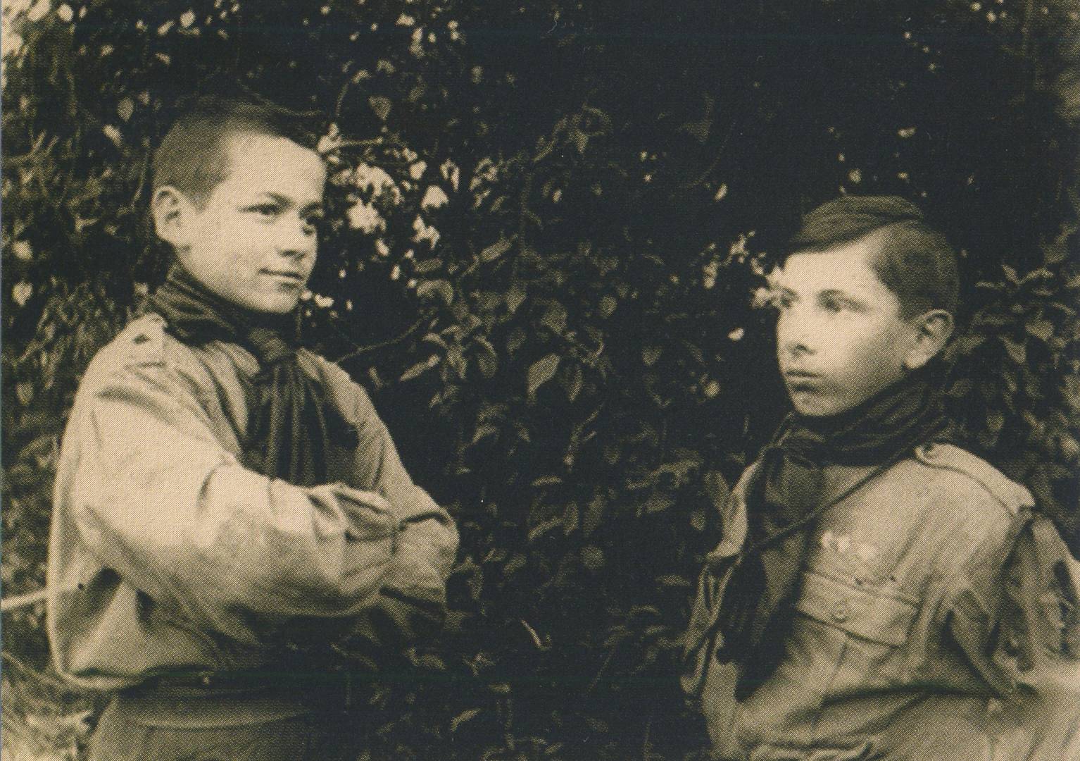 Степан Бандера (справа) с другом в форме организации «Пласт». 1923