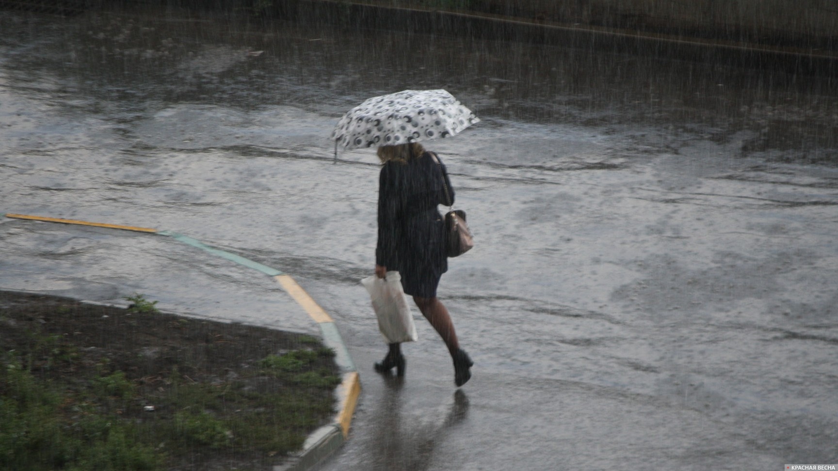 Человек с зонтом в дождь