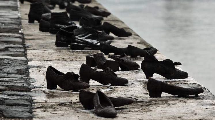 Обувь на набережной Дуная - памятник жертвам холокоста (Будапешт, Венгрия)