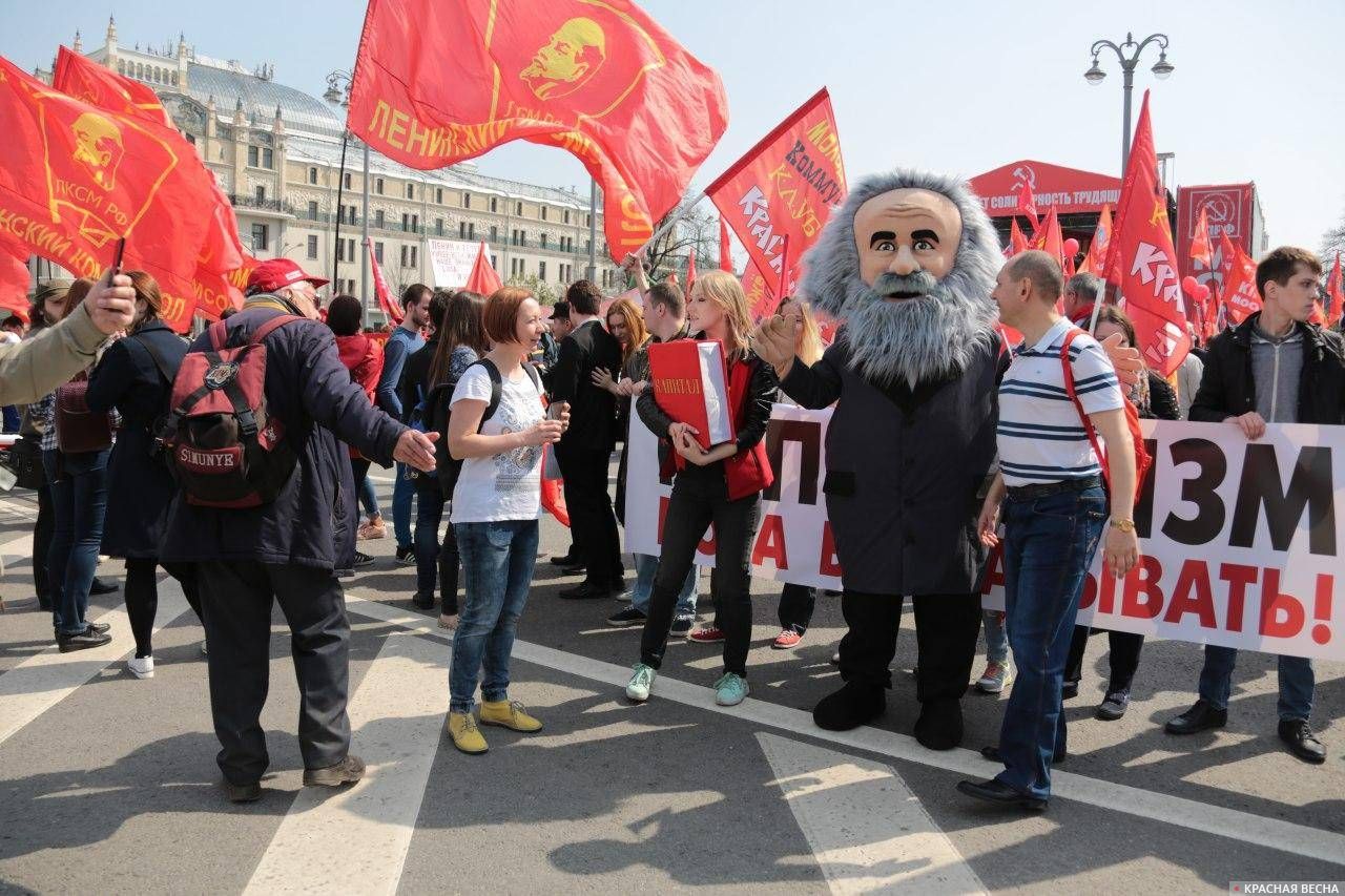 Москва. Мультяшный Карл Маркс на первомайском митинге КПРФ