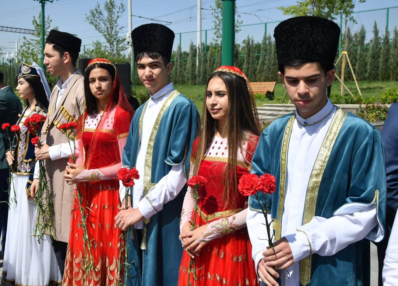 Возложение цветов к барельефу Гейдара Алиева в Ташкенте