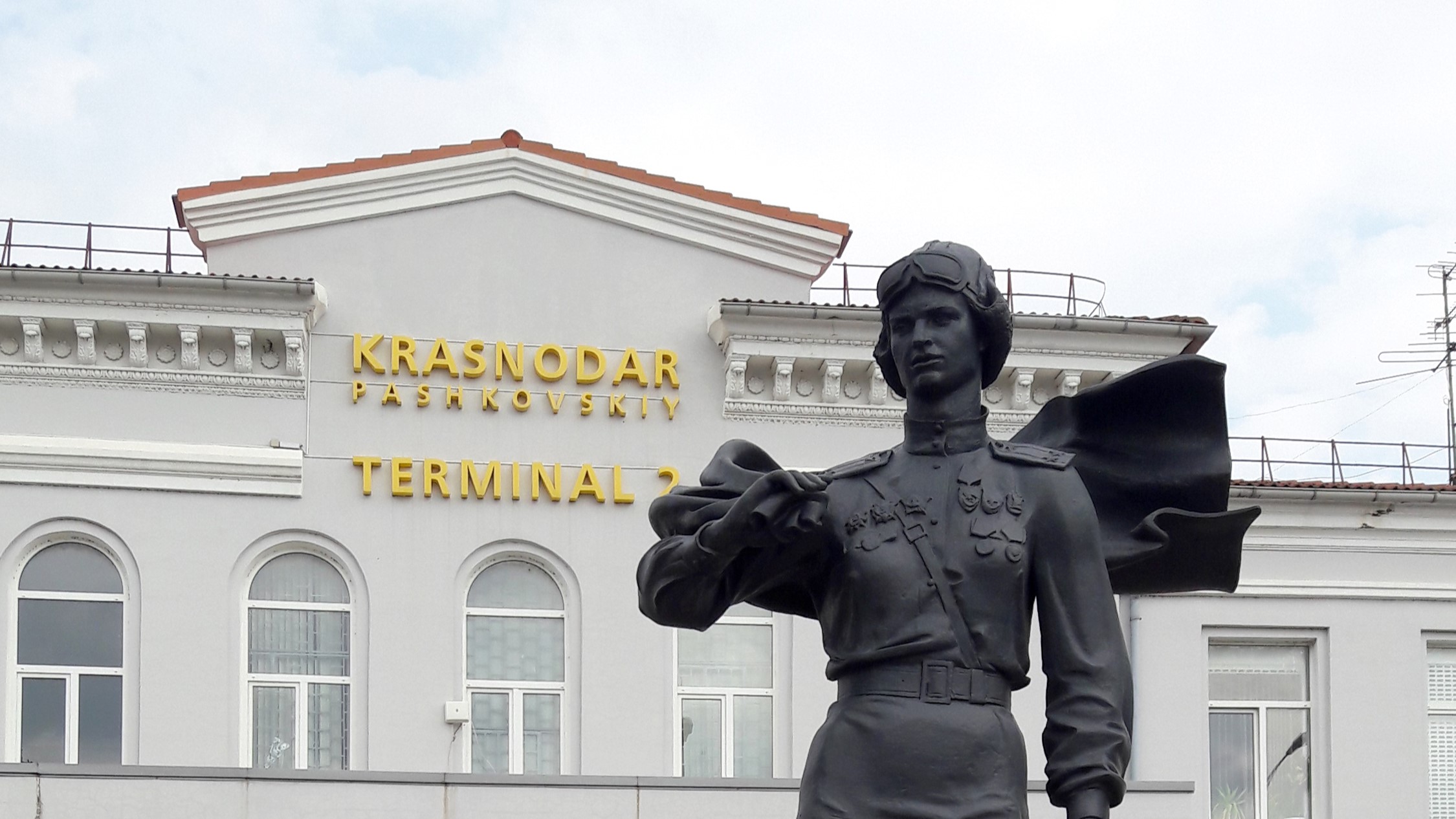 Памятник командиру 46-го Гвардейского Таманского авиаполка гвардии подполковнику Евдокии Бершанской у аэропорта Краснодара