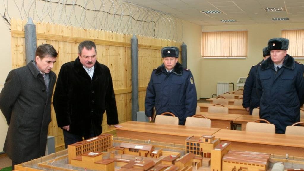Сергей Мойсеенко (второй слева) с рабочим визитом в институт УФСИН