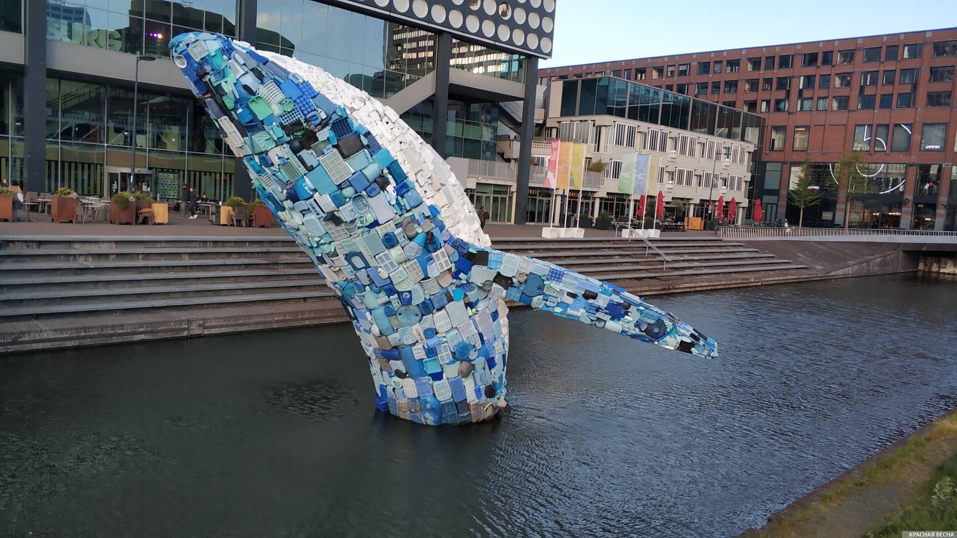 Голландия Амерсфорт синий кит из пластикового мусора