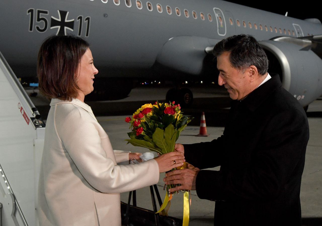 Главу МИД Германии Анналену Бербок встречает глава МИД Узбекистана Владимир Норов