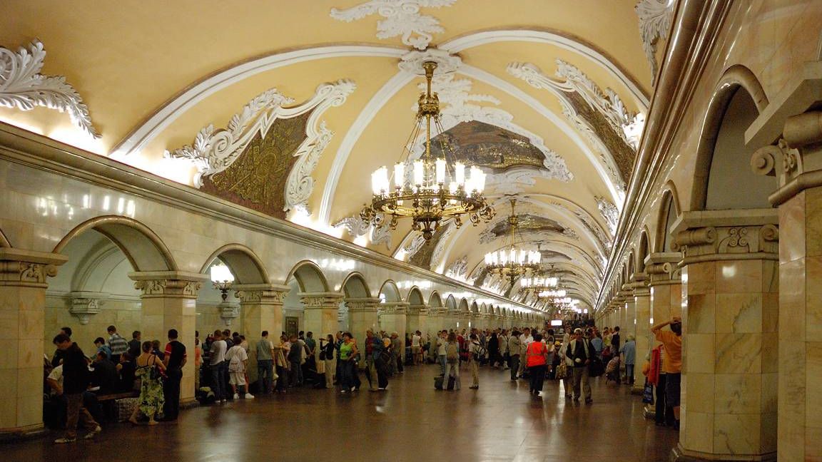 Станция метро «Комсомольская»