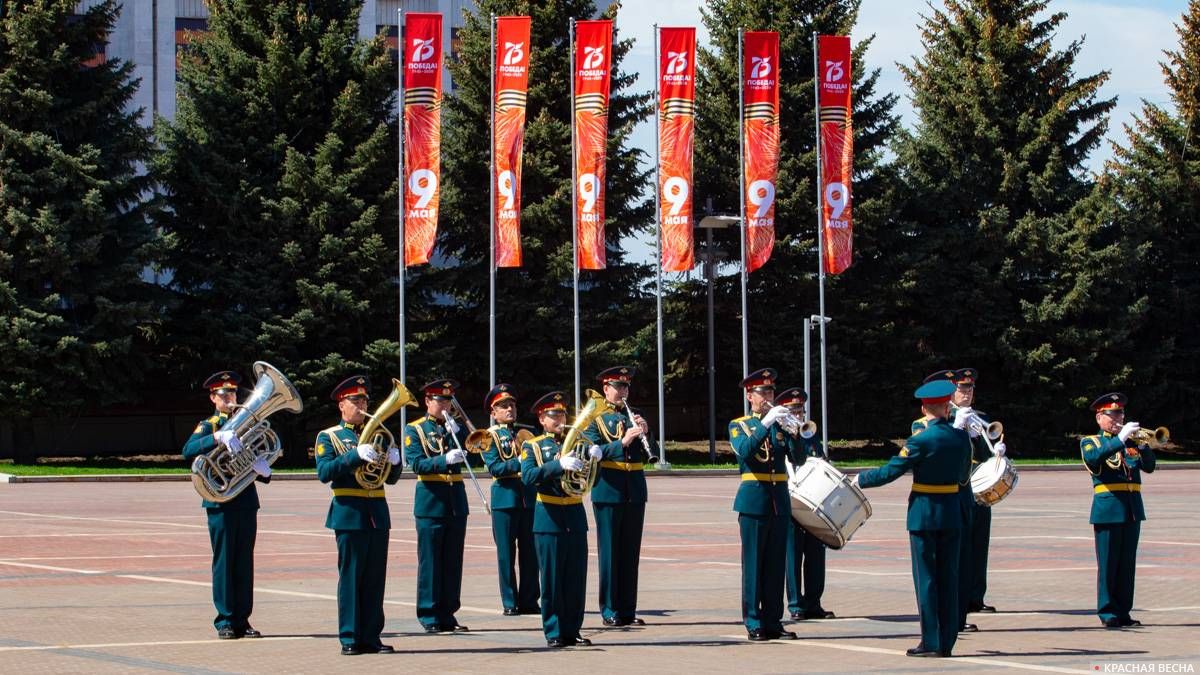 Военный оркестр на площади Славы в Самаре