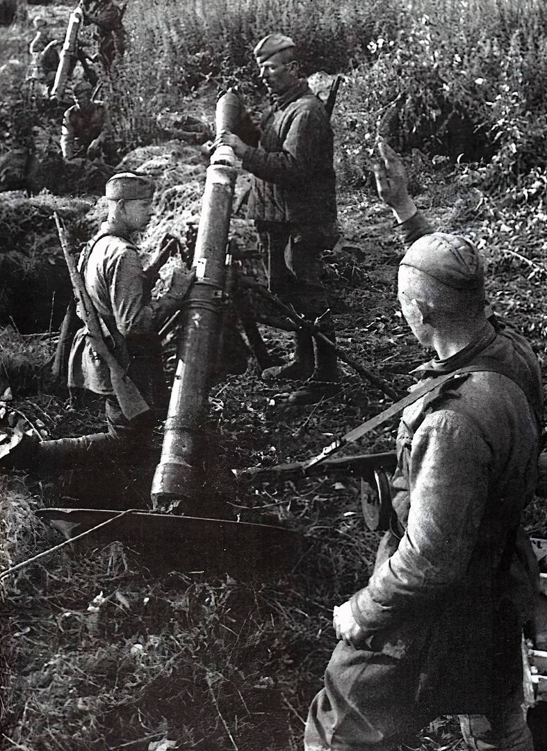 Батарея 120-мм полковых минометов ведет огонь на Курско-Орловском направлении. Июль 1943 года
