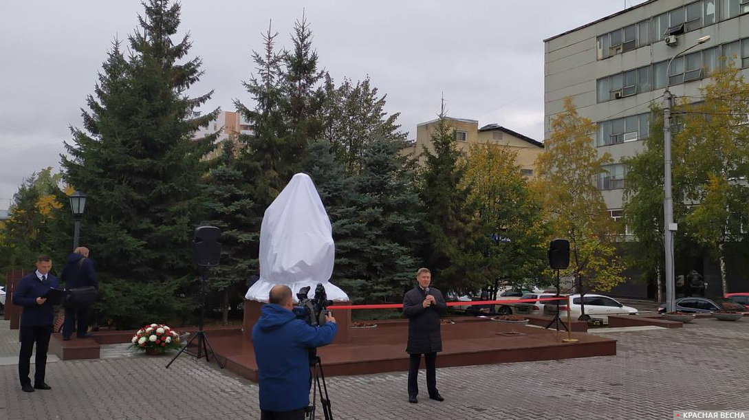 г.Новосибирск. Мэр Анатолий Локоть на церемонии открытия памятника герою-фронтовику Борису Богаткову 