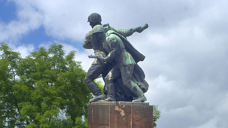 Памятник советско-польскому братству по оружию в Варшаве. 2010 год