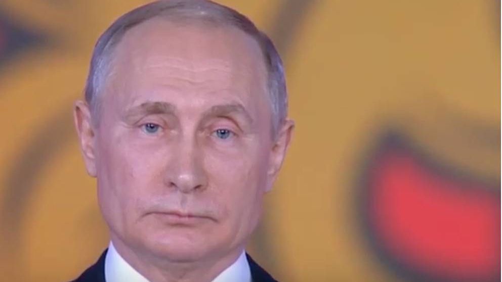 Путин во время исполнения гимна России