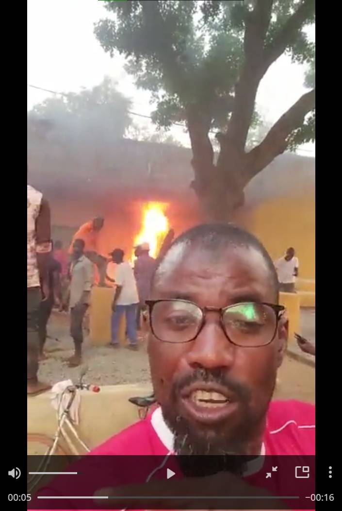 Участник беспорядков комментирует поджог посольства Франции в Буркина-Фасо