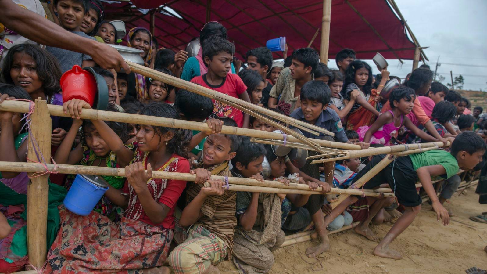 Дети рохинджа в столпотворении при раздаче гуманитарной помощи в лагере беженцев. Бангладеш. 2017 г.