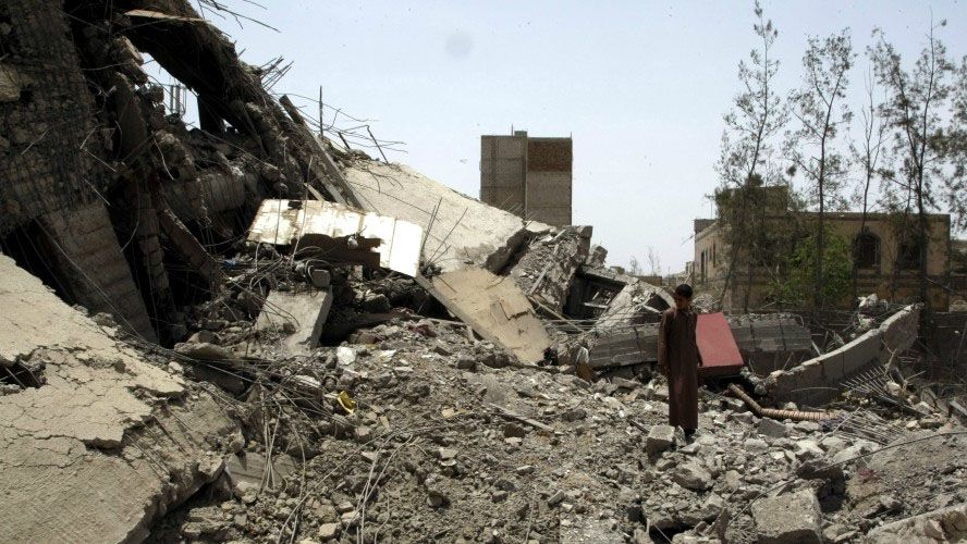 Школа, разрушенная бомбардировкой коалиции ОАЭ и США, в Йемене