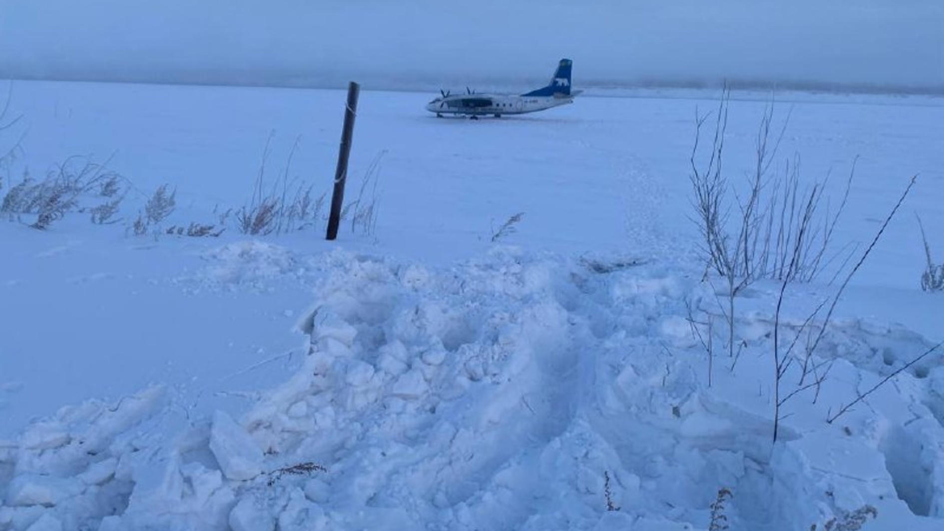 В Якутии самолет Ан-24 сел на воду реки Колыма