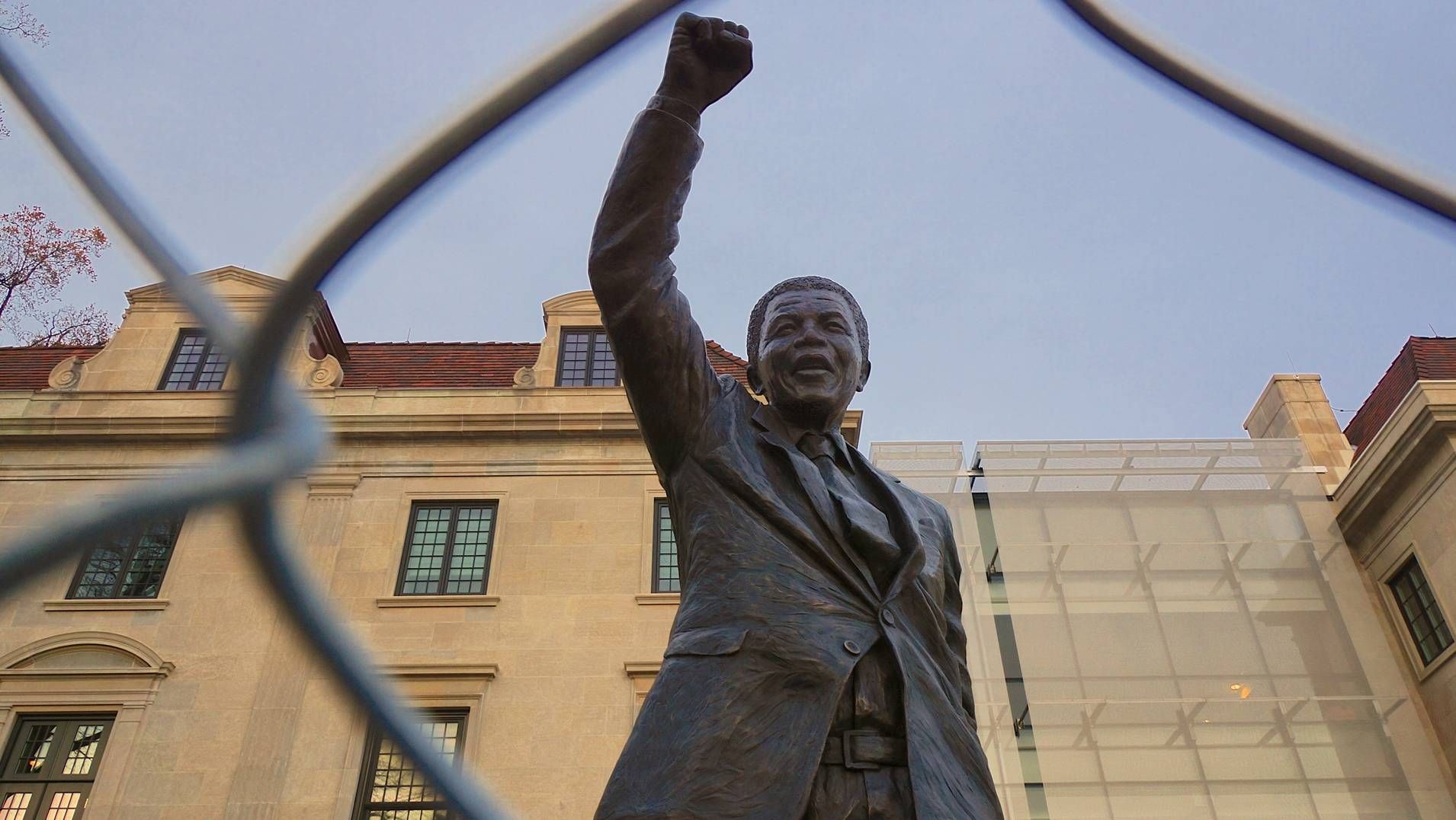 Памятник Нельсону Манделе