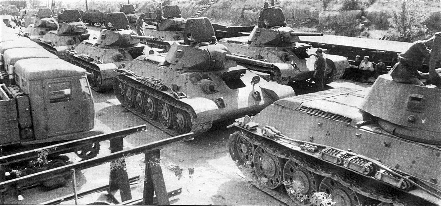 Колонна танков Т-34-76 на сдаточной площадке Сталинградского тракторного завода