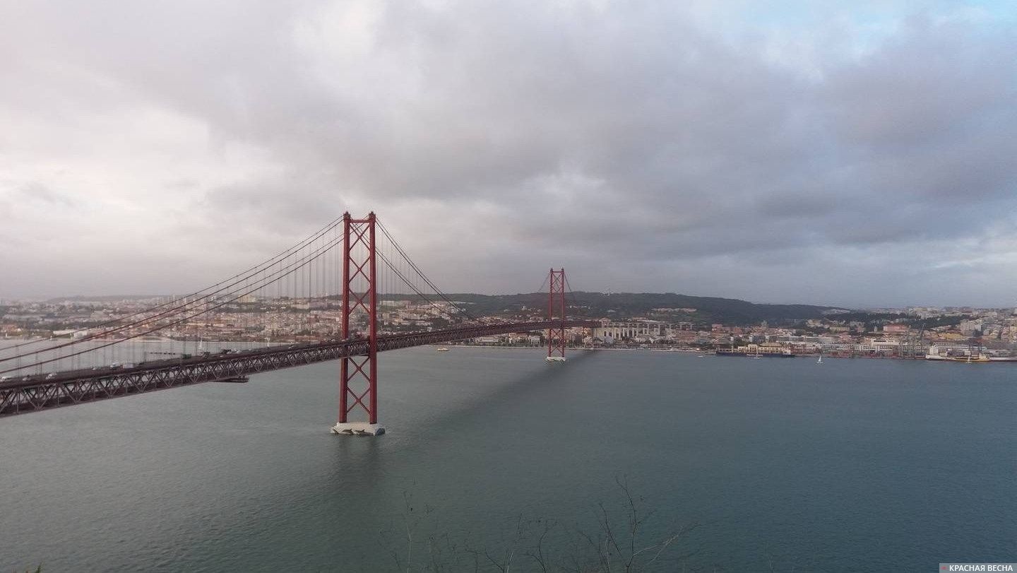 Красный мост. Лиссабон. Португалия