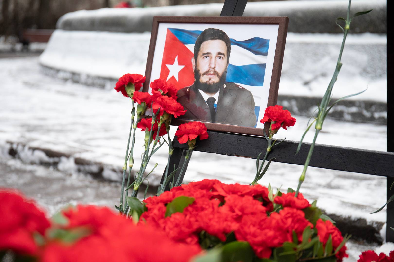 Цветы, возложенные в память ушедшего 5 лет назад Фиделя Кастро