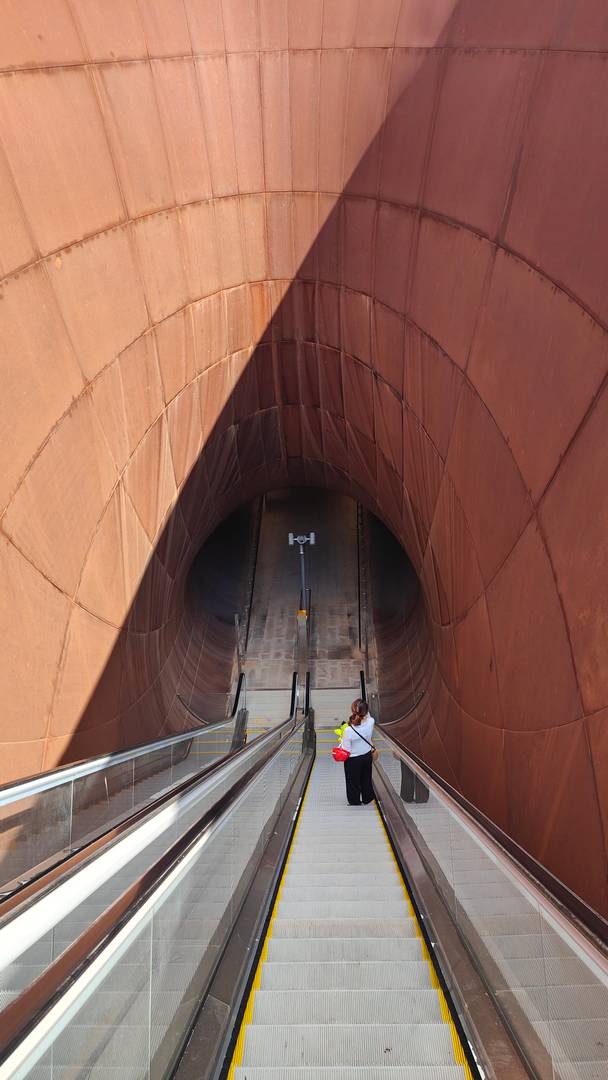 Вход на станцию Монте-Сант-Анджело в метро Неаполя