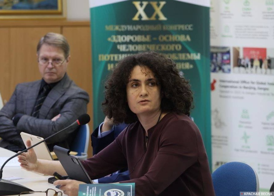 Чем рискуют родители при общении ребенка с «Алисой»? Объясняет психолог