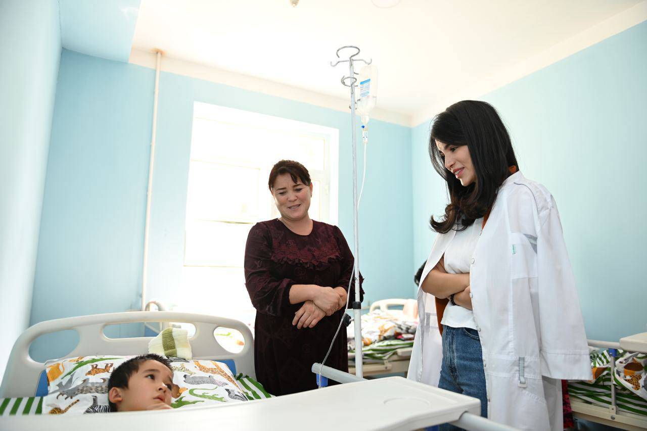 Саида Мирзиёева в больнице, в которую поступили дети, отравившиеся препаратом «Антиструмин» узбекского производства