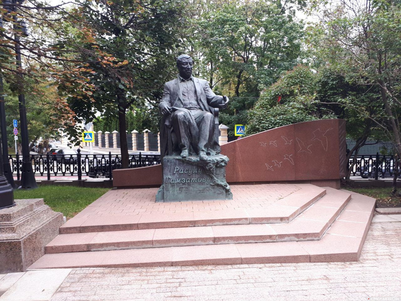 Памятник Расулу Гамзатову. Москва. 2018