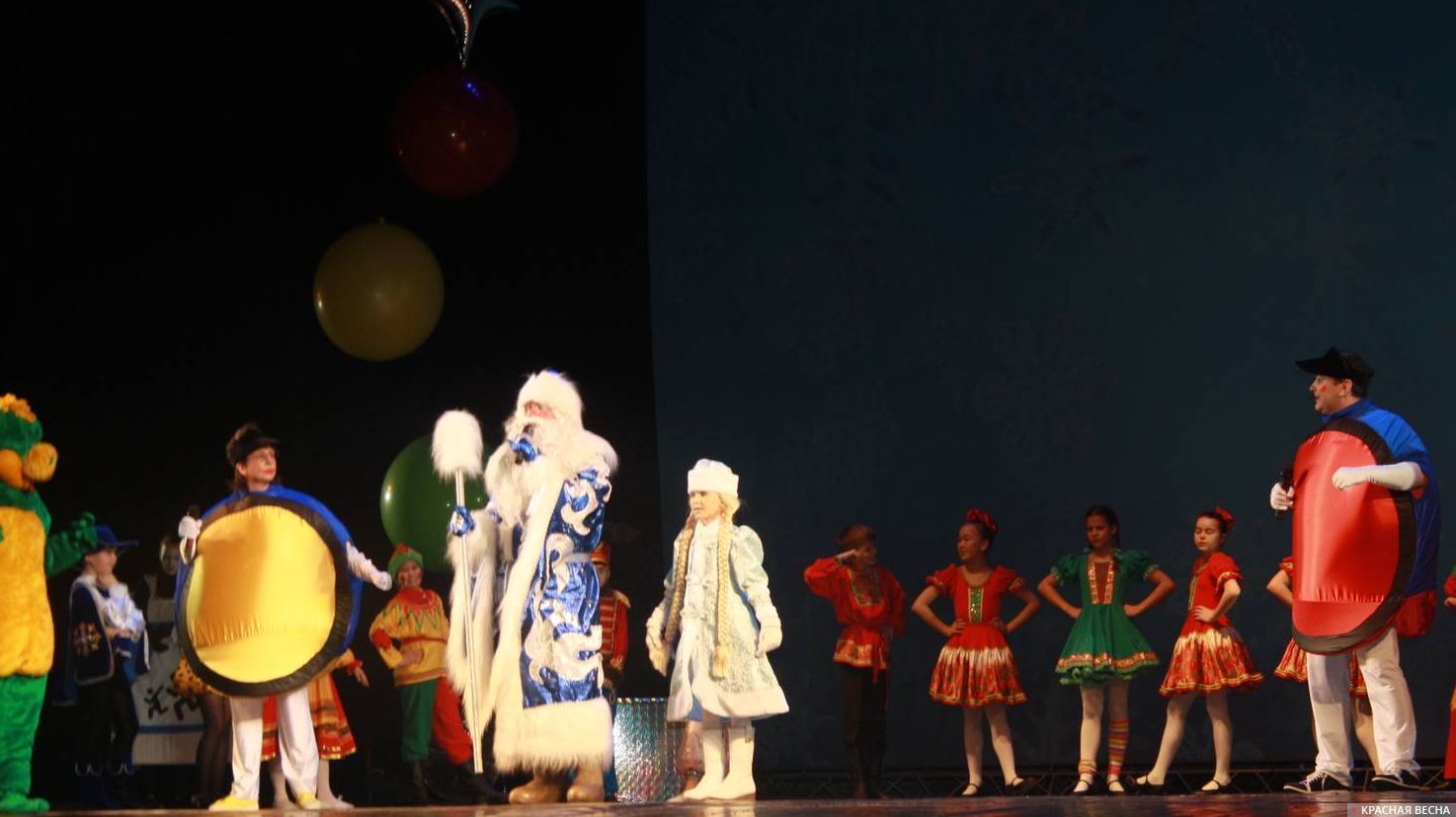 Новогоднее представление.Дед Мороз на сцене