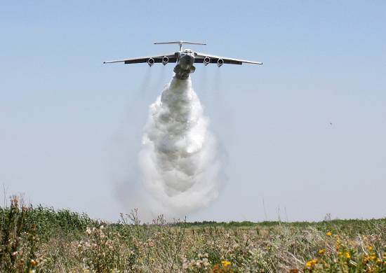 Ил-76 выбрасывает воду