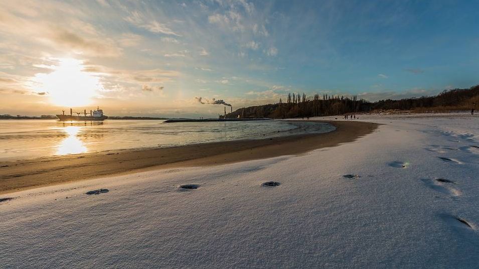 Вода. Песок. Снег. Пляж