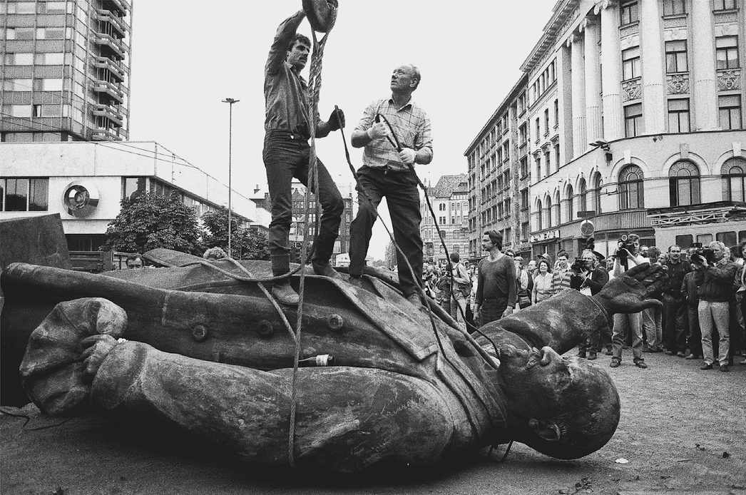 Демонтаж памятника Ленину в Риге. Латвия. 1991