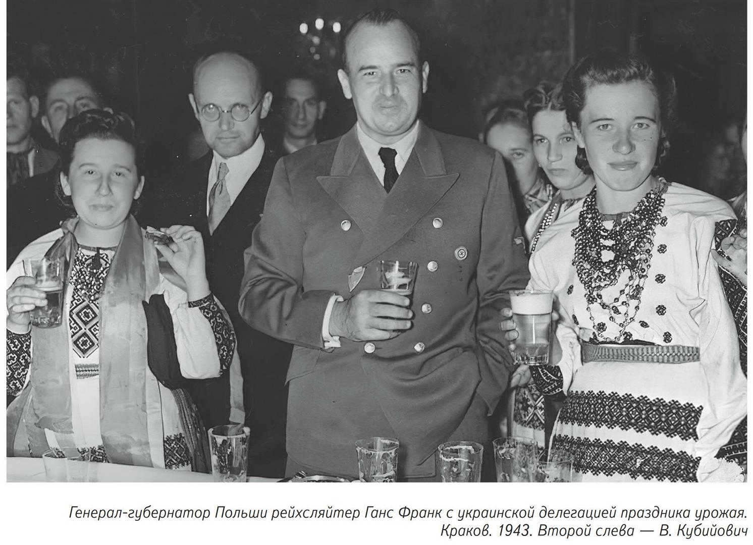 Генерал-губернатор Польши рейхсляйтер Ганс Франк с украинской делегацией праздника урожая. Краков 1943. Второй слева- В.Кубийович