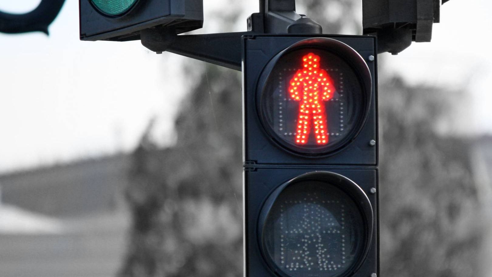 Красный сигнал пешеходного светофора