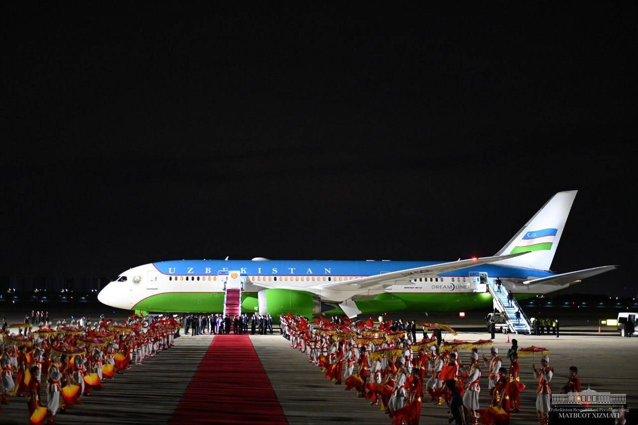Самолет президента Узбекистана в аэропорту Сианя