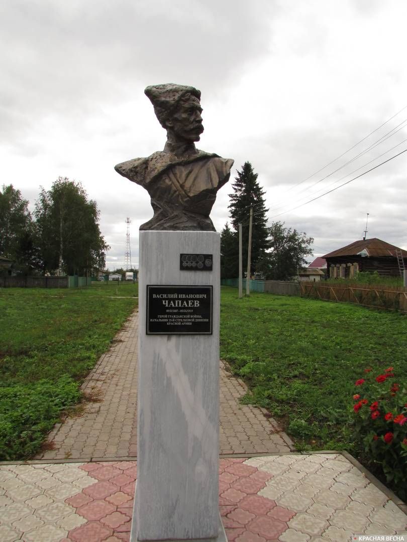 Памятник В.И. Чапаеву у реки Белая