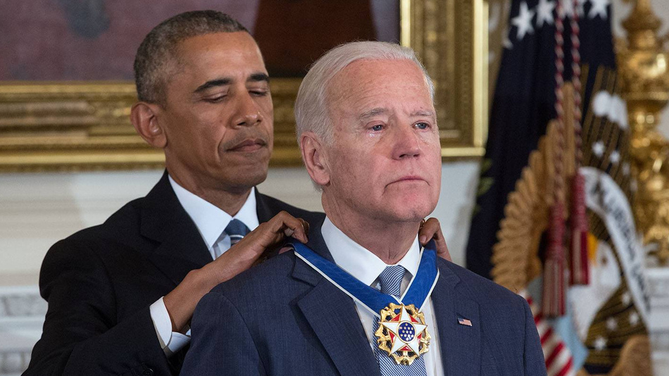 Барак Обама награждает Джо Байдена медалью Свободы, 2017 год