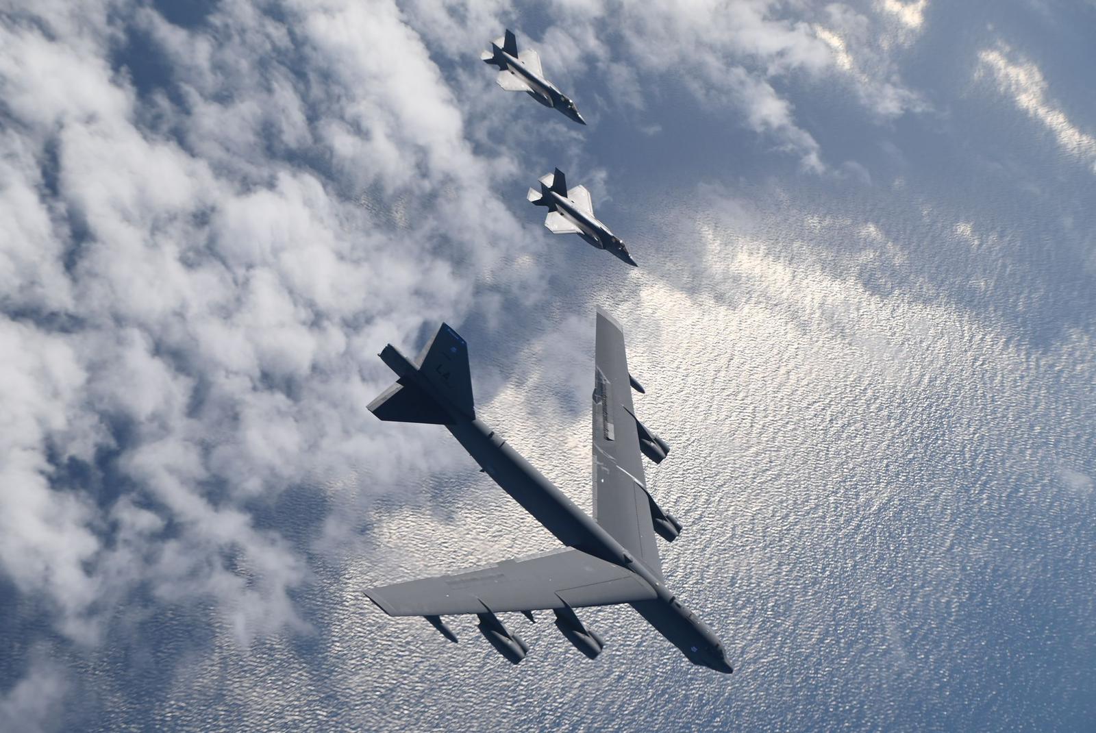 Израильские истребители F-35i сопровождают американский бомбардировщик B-52