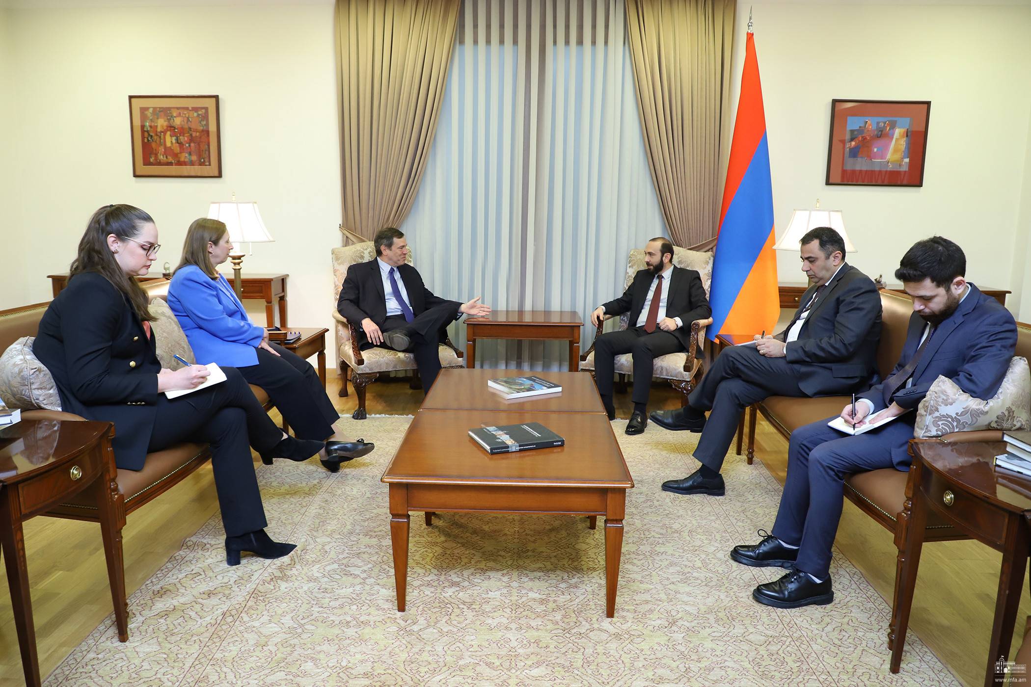 Сопредседатель Минской группы ОБСЕ от США Эндрю Шофер на встрече с министром иностранных дел Армении Араратом Мирзояном, 18 апреля 2022