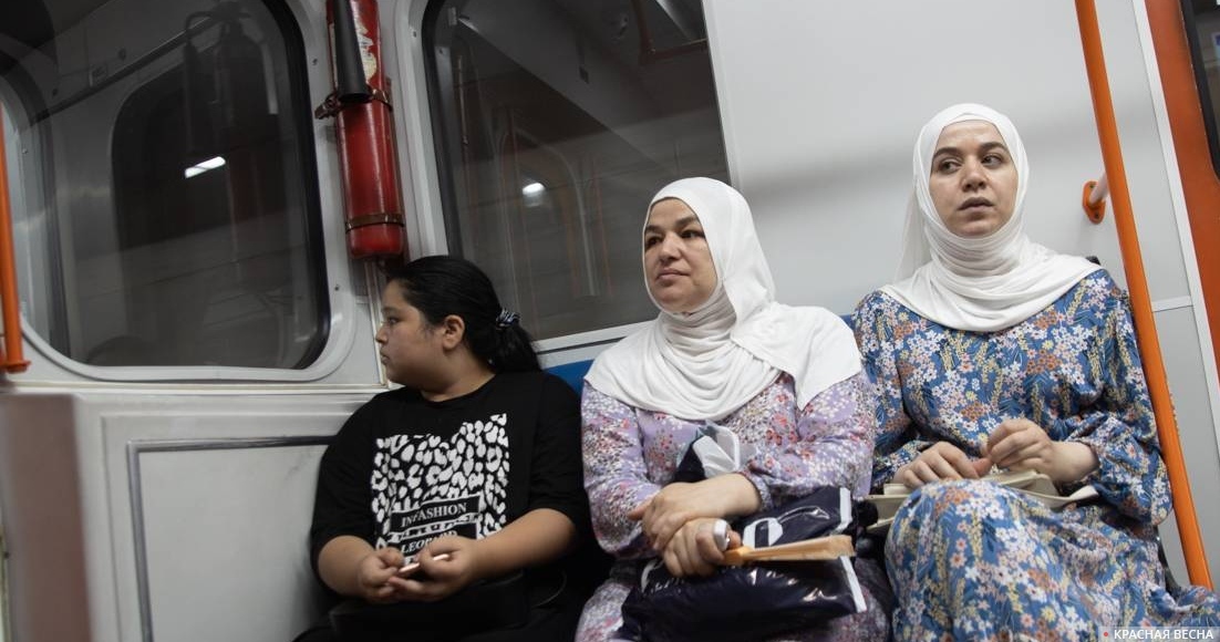 Узбекские женщины в Ташкентском метро