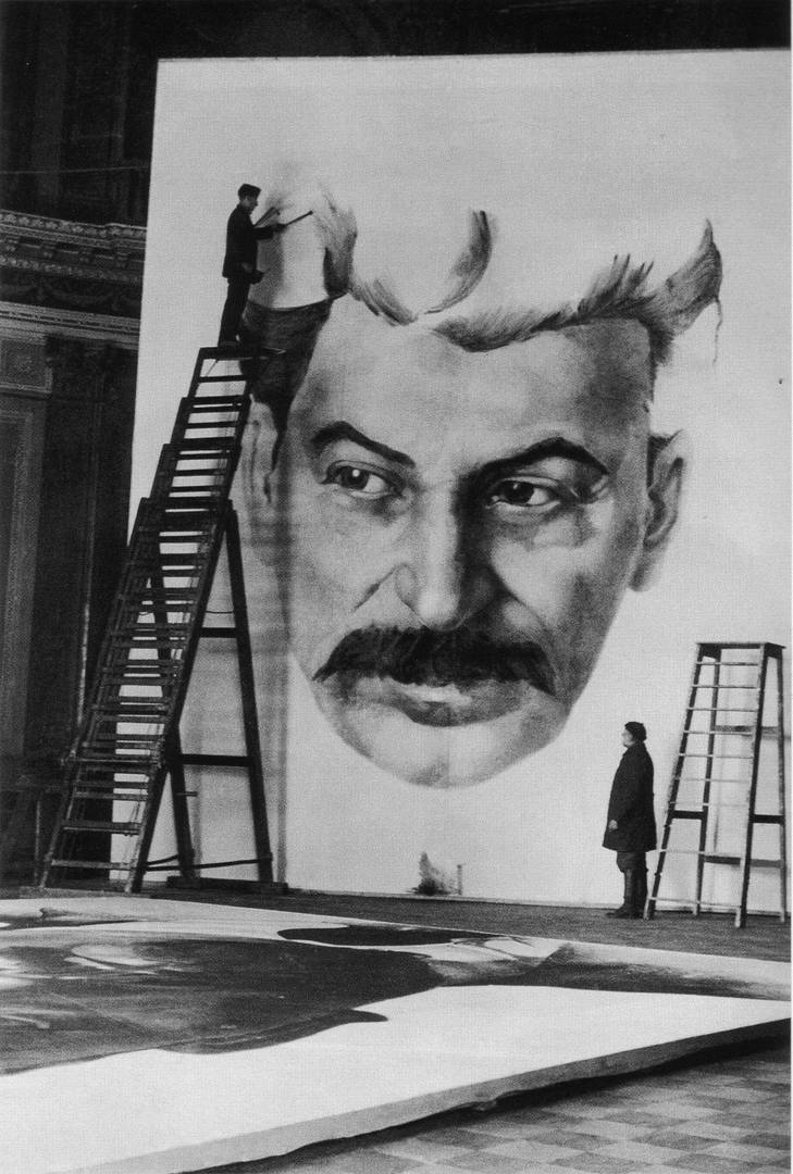 Студенты Академии художеств работают над портретом Сталина для украшения города к 1 мая 1934 года