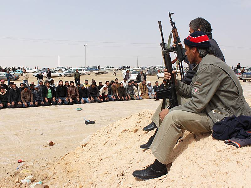 Исламисты во время молитвы. Ливия. Март 2011