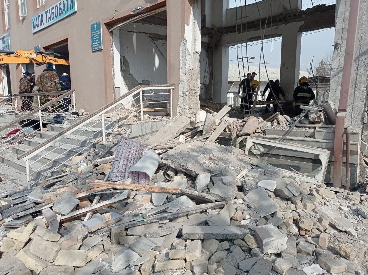 Результат взрыва газовоздушной смеси в в частном лечебно-диагностическом центре города Андижан