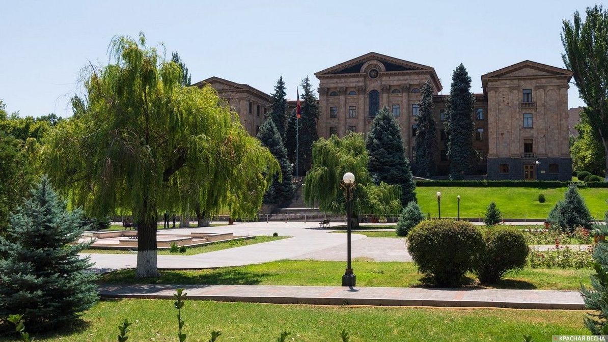 Здание парламента в Ереване, Армения